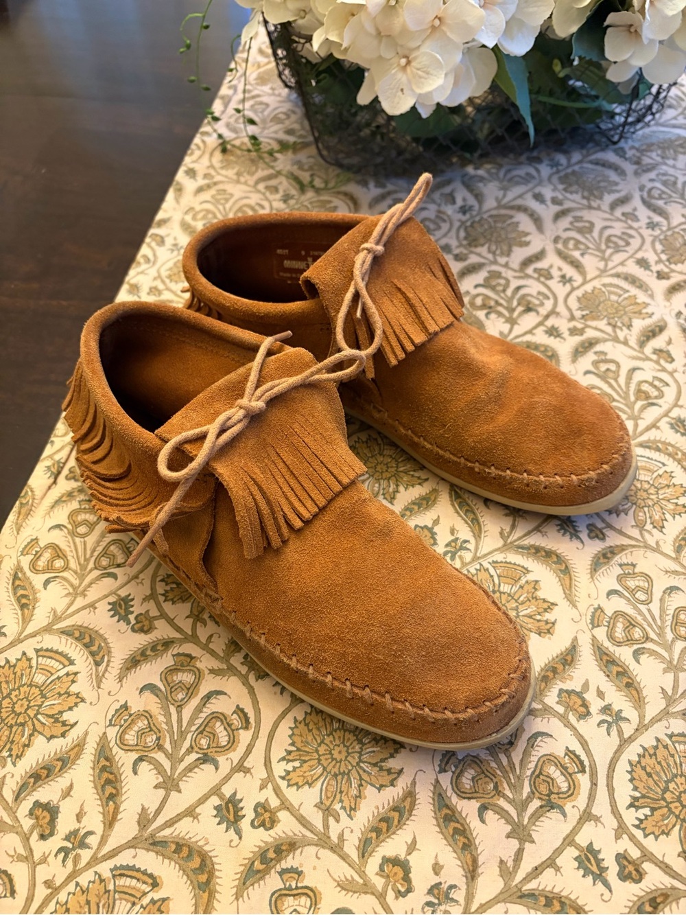 Minnetonka Women's Suede Fringe Moccasins in Tan Brown